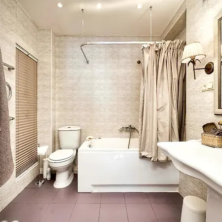 Old Town, Bright, Peaceful, Balcony, Netflix Apartment