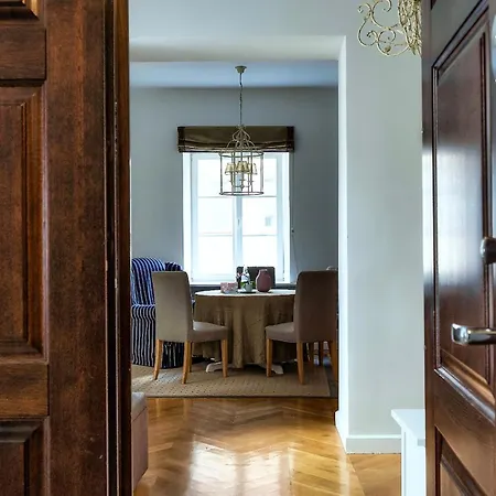 Old Town, Bright, Peaceful, Balcony, Netflix Apartment *