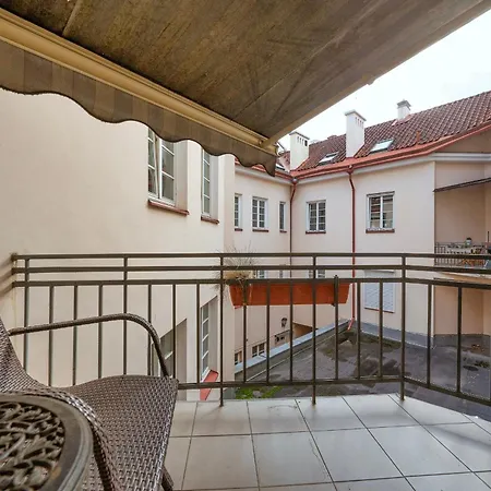 Old Town, Bright, Peaceful, Balcony, Netflix Apartment *