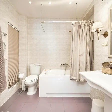 Old Town, Bright, Peaceful, Balcony, Netflix Apartamento